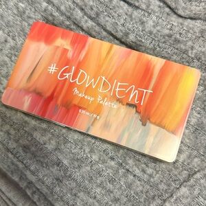 NWOT “Glowdient” Face Palette